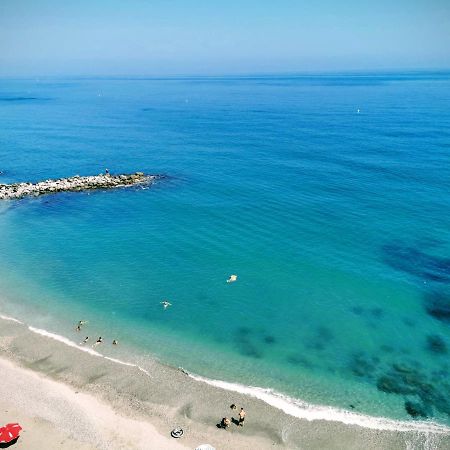 La Perla Cruise Apartment On Private Beach, Modern With Aircon & Wifi بينالماذينا المظهر الخارجي الصورة
