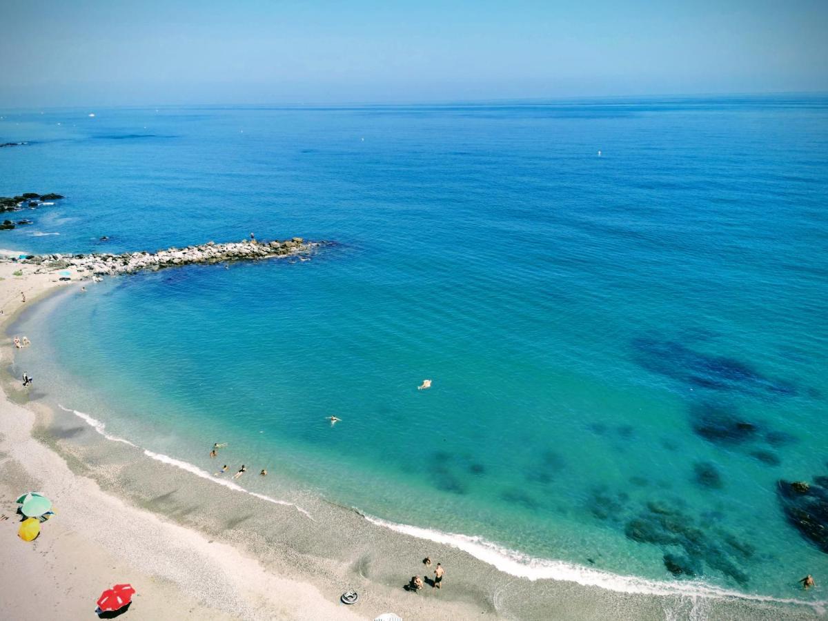 La Perla Cruise Apartment On Private Beach, Modern With Aircon & Wifi بينالماذينا المظهر الخارجي الصورة